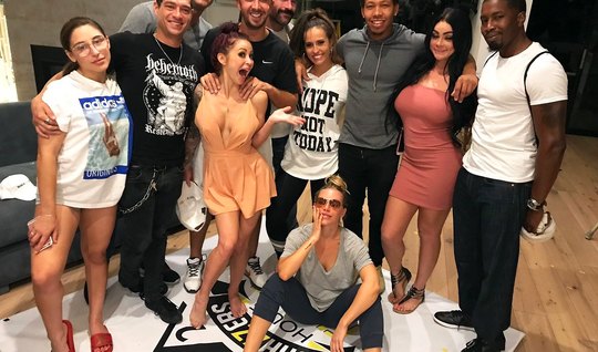 Во время порно оргии группа звезд решили устроить секс пародию с оргазмом