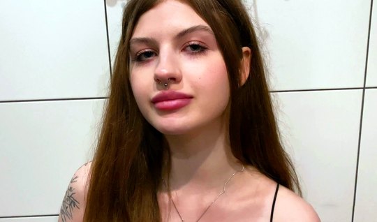 Русская татуированная шлюшка не отказала парню в съемке домашнее порева от перво...