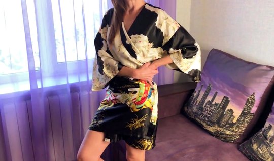 Мамка расстегнула халатик и подставила тугую дырочку для домашнего порно...