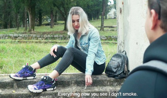 Татуированная русская девушка после общения уже готова трахаться на камеру...