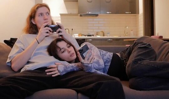 Тощая русская девка захотела отсосать и трахнуться с парнем...