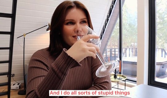 Развязанная русская девушка полезла сосать мужской член