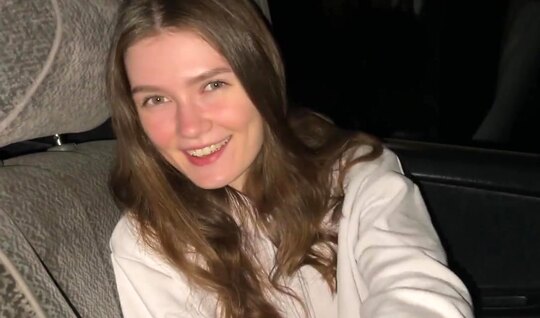 Русский пикапер от первого лица выебал в машине скромную деваху...