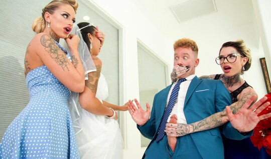 Жених трахает в групповом сексе подружек невесты в пилотки...