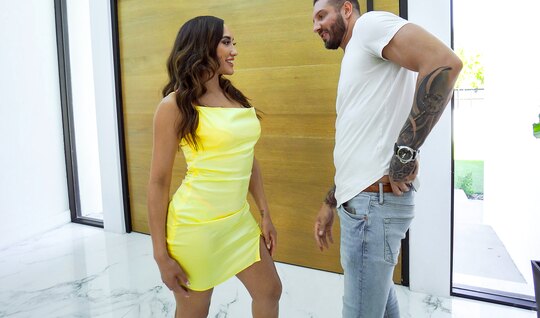 Привлекательная мамка повелась на крепкий член и в киску дала...