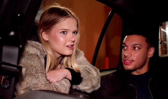 Негр угостил крепким членом молодую куртизанку прямо в машине...