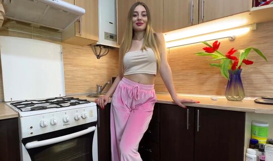 Русская девушка попробовала член своего соседа в домашнем порно