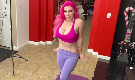 Яркая толстушка с большими дойками обожает трахаться с парнем...