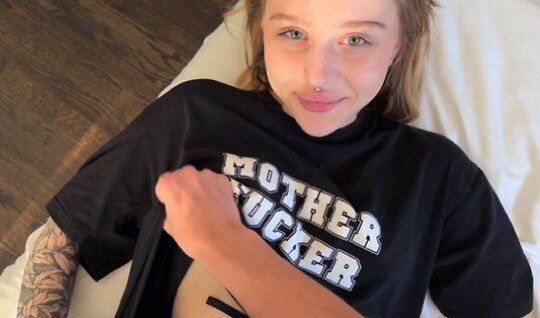 Молодая блондинка подставила аппетитную щелку для члена...