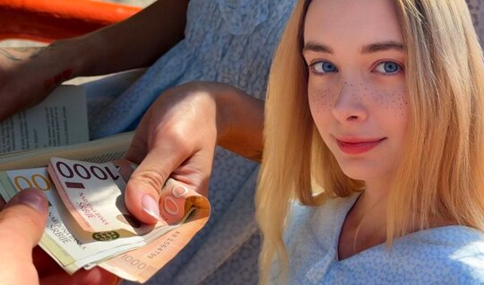 Русская девушка с аппетитом сосет член пикапера ради денег