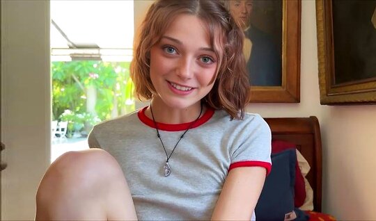 Худая милашка с радостью начала член ласкать в премиум порно...