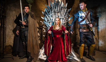 Блондинка течет от костюмированного группового траха на публике...