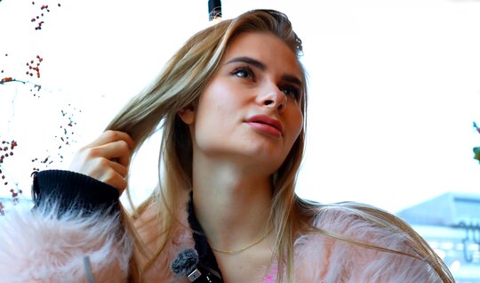 Голая девица с маленькими сиськами ебется на кастинге