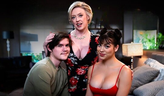 Зрелая баба молодой парочке помогла испытать удовольствие