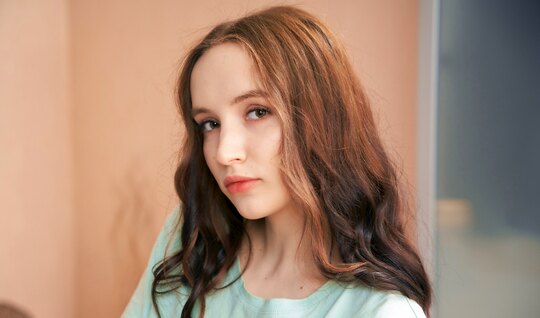 Молодая милашка наслаждается большим членом по полной