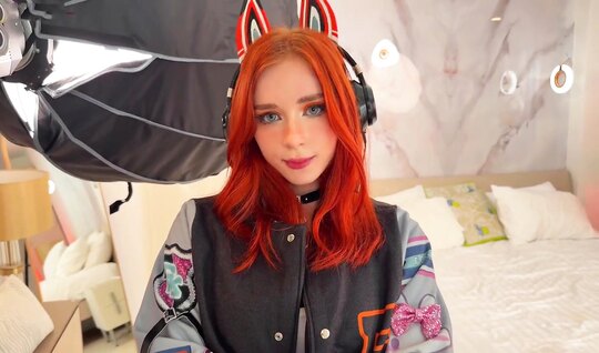 Рыженькая милашка сочным минетом разгорячила ухажера