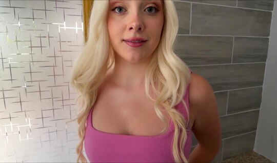 Симпатичная девушка в нижнем белье сосет в премиум порно...