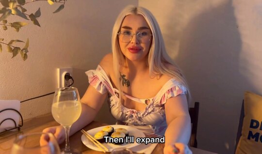 Блондинка после романтического ужина готова трахаться...