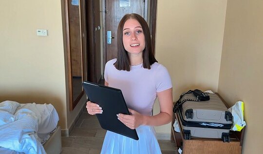 Сотрудница отеля не против попробовать член русского парня