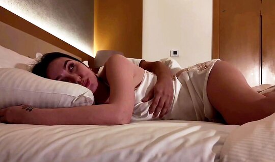 В гостиничном номере русская баба с молодым кувыркается