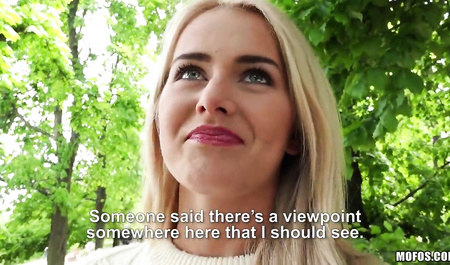 Блондинка на улице флиртует с незнакомцем и делает ему отсос за деньги...