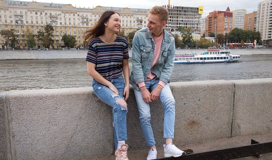 Русский пикапер привел домой молодую девушку и отодрал ее на камеру...