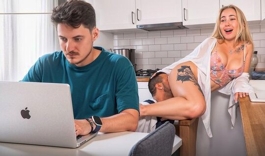 Пока парень занят русская сучка ему изменяет с сантехником