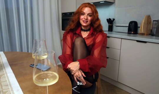 Une rousse a bu un peu de vin et a tout de suite voulu faire l'amour
