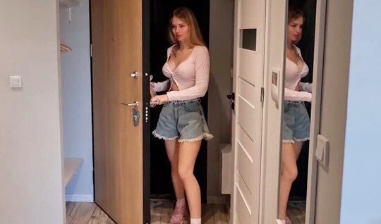 La joven vecina misma pidió que le follaran el jugoso coño