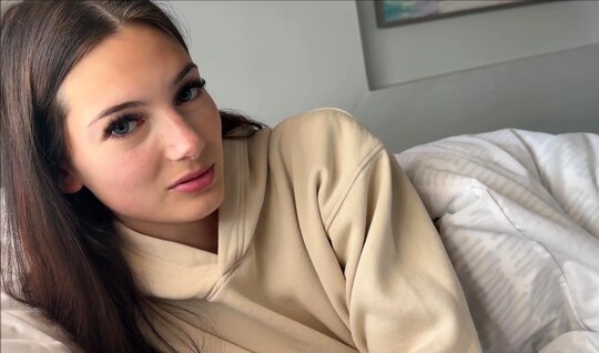 Chica morena le hace una mamada a un amigo en porno casero