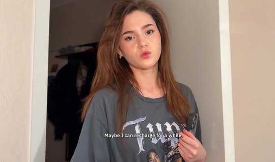 En un porno en primera persona, un chico se folla a su apetitosa amiga