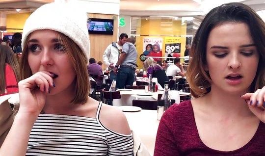 Duas namoradas depravadas encontraram um cara e fizeram sexo com ele