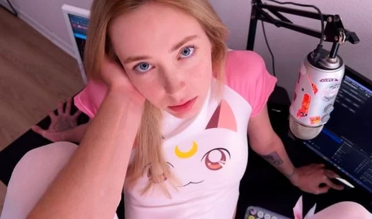 The young girl liked to suck a guys dick at leisure