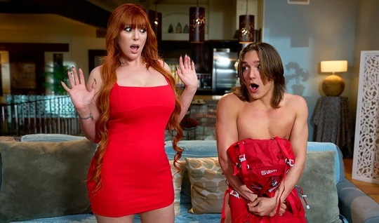 The red -haired mother accidentally saw a guys riser and could not resist
