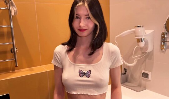 Young half -sister sucks in the bathroom to his brother